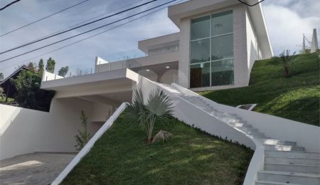 Casa à venda com 4 suítes no condomínio Estância Marambaia, Vinhedo - SP
