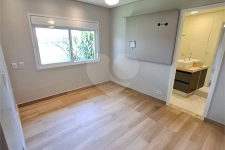 Casa Térrea à venda com 3 suítes em Interlagos, São Paulo, SP