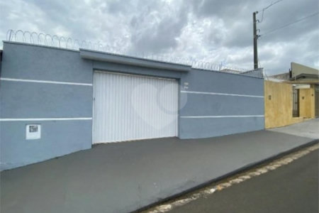 Casa à venda com 3 dormitórios, sendo 1 suite e ampla área de lazer no Jardim Brasil