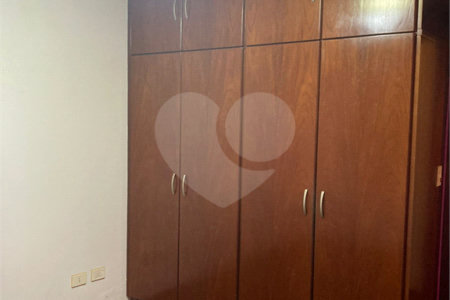Casa Térrea com Acabamento em Tijolo Aparente e Quintal Amplo - Próximo ao Shopping Iguatemi