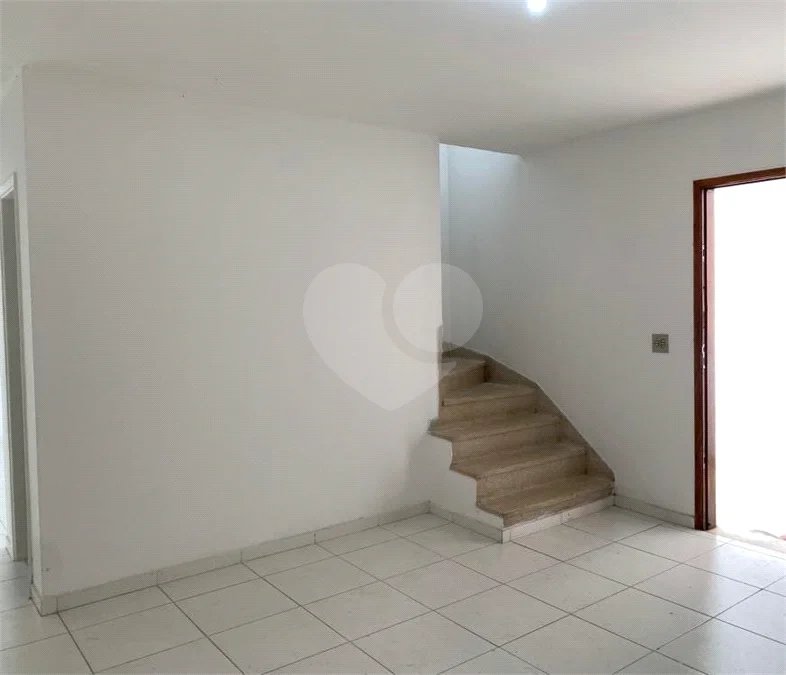 Casa espaçosa com 3 quartos, suíte, quintal e 2 vagas na Vila Santa Catarina