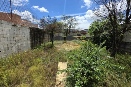 Casa térrea à venda com amplo quintal e grande potencial na Vila Nery