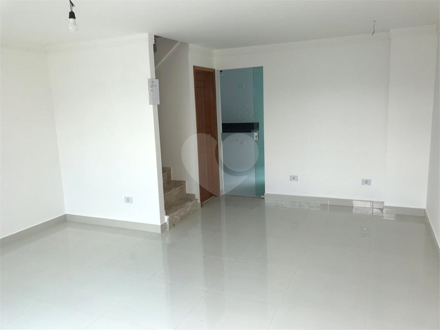 Casa à venda com 3 quartos, sendo 1 suíte, no condomínio Parque Vitória, São Paulo - SP