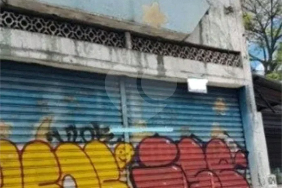 Galpão comercial com 147 m² de área total de terreno e 100 m² de área útil no Cambuci.