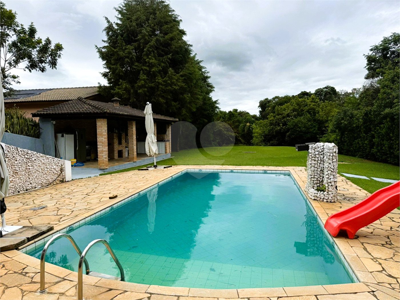 Casa à venda com 4 quartos, sendo 3 suítes, no condomínio Village da Serra, Araçoiaba da Serra - SP