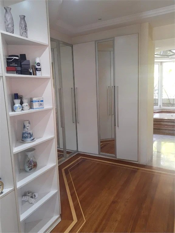 Casa à venda com 5 suítes em Jardim Leonor, São Paulo, SP