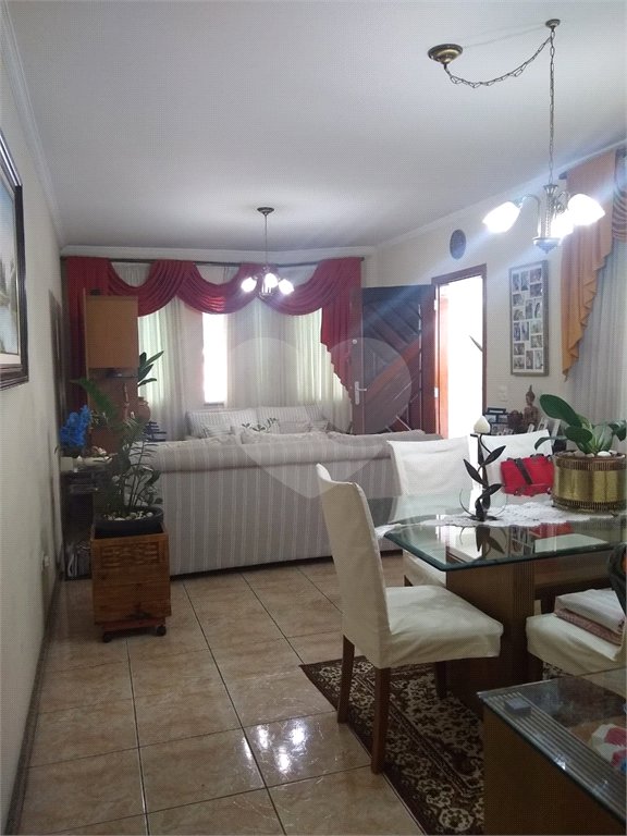Sobrado à venda com 3 suítes em Vila Nivi, São Paulo, SP