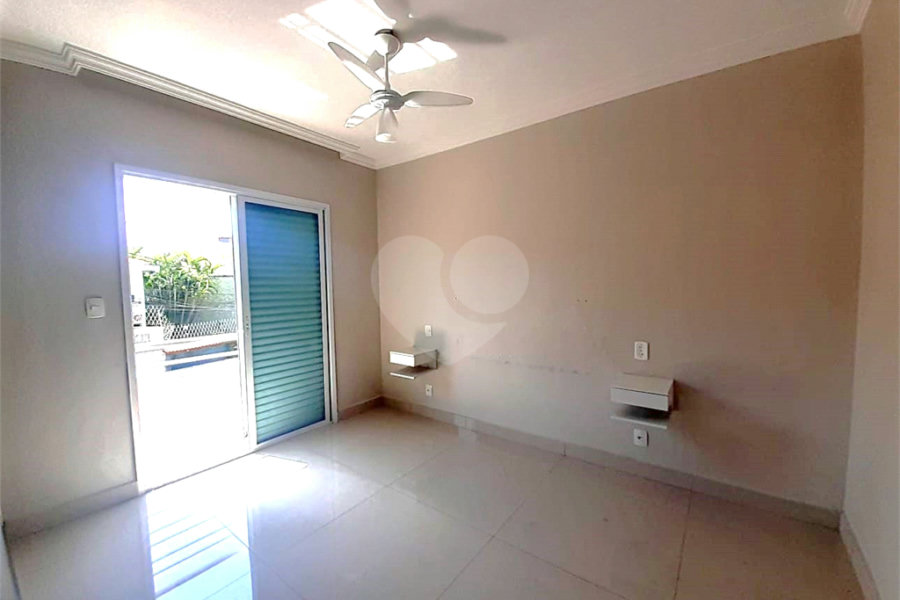 Casa à venda com 3 quartos, sendo 1 suíte, no condomínio Apeu, São Paulo - SP