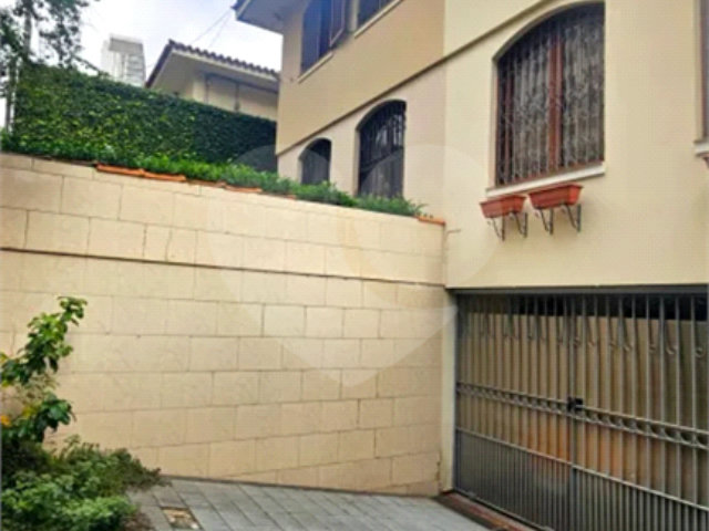 Casa de Vila à venda com 4 quartos, sendo 2 suítes,  em Vila Madalena, São Paulo, SP