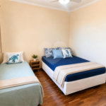 Apartamento á venda no centro com dois dormitórios e sacada.