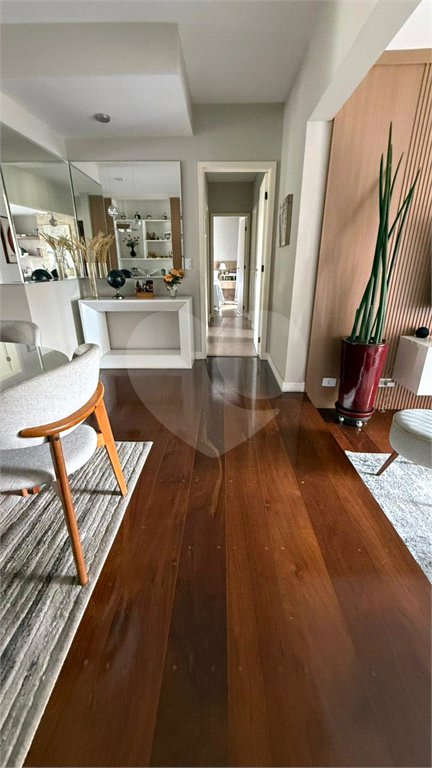 Apartamento de 130 m² com três dormitórios, sendo uma suíte, com armários embutidos, dependências de empregado e lavabo