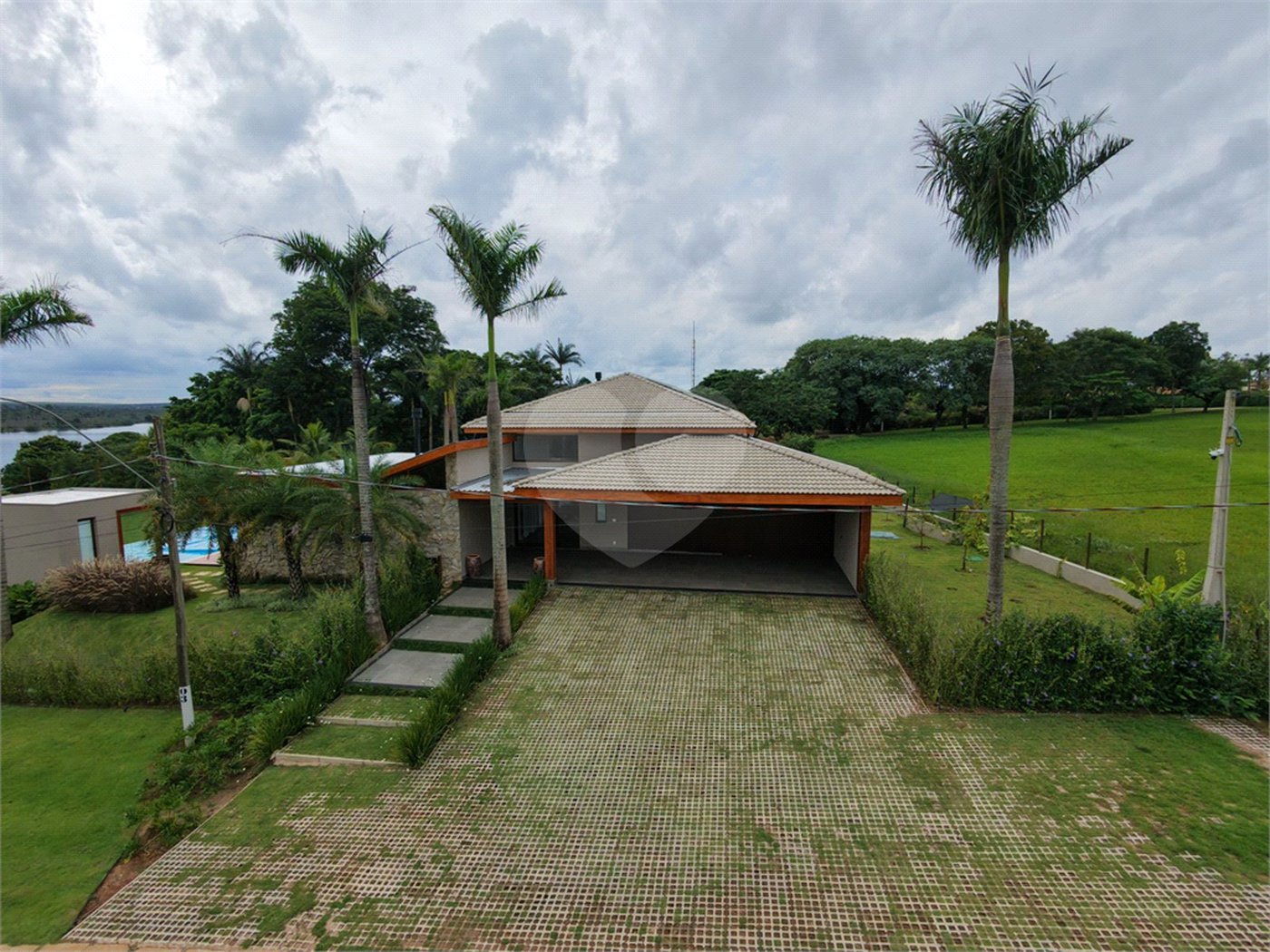 Casa à venda com 6 suítes no condomínio Vila Pinhal, Itirapina - SP