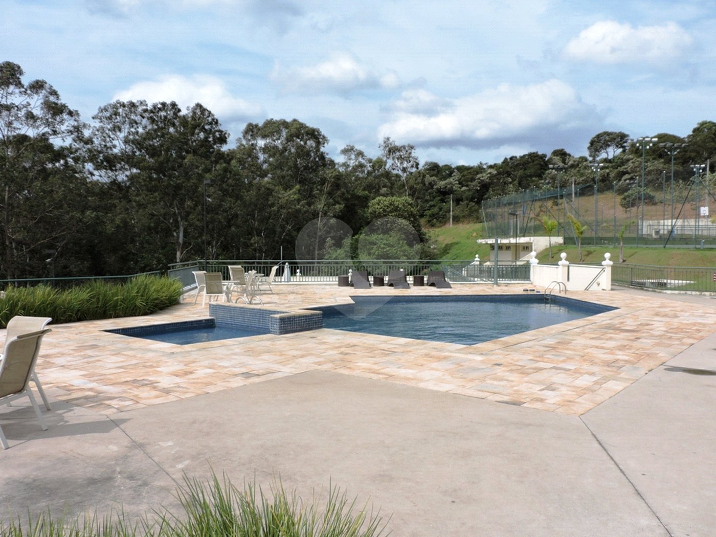Casa à venda com 3 suítes no condomínio Reserva Santa Maria, Jandira - SP