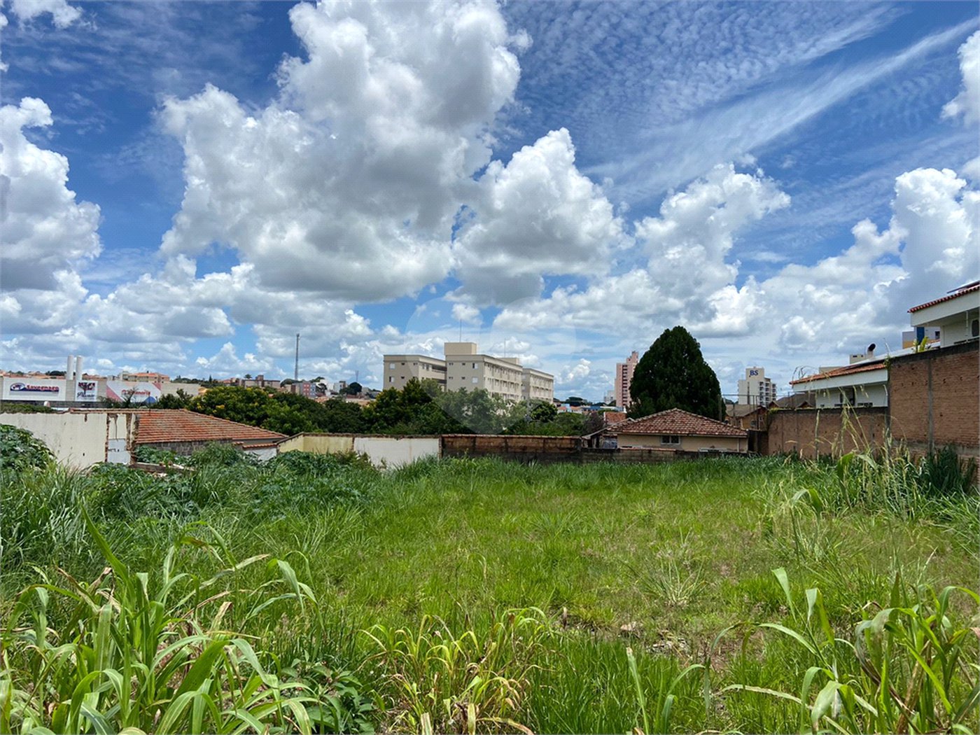 Terreno com 1.107,00 de área total.