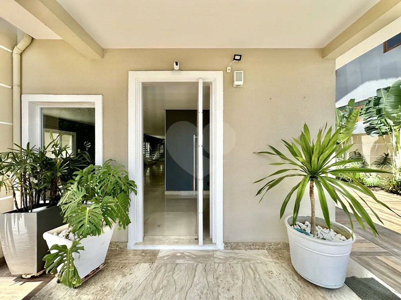 Casa em condomínio Impecável, 4 dorms / 2 suítes, varanda gourmet, piscina, 3 lareiras