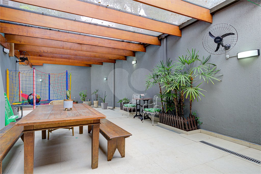 Casa à venda com 4 quartos, sendo 2 suítes, no condomínio Vila dos Ipês, São Paulo - SP