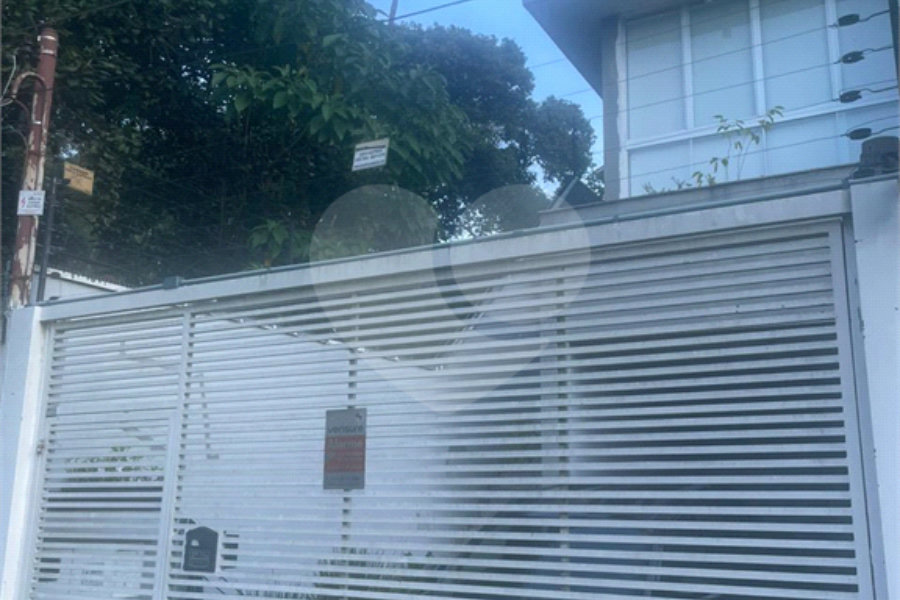 Sobrado à venda com 3 suítes em Horto, São Paulo, SP