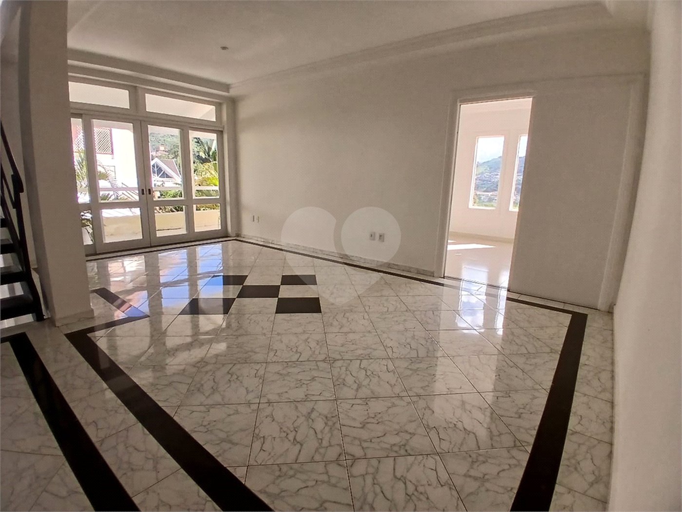 Casa à venda com 4 quartos, sendo 2 suítes, no condomínio Flamboyant, Atibaia - SP