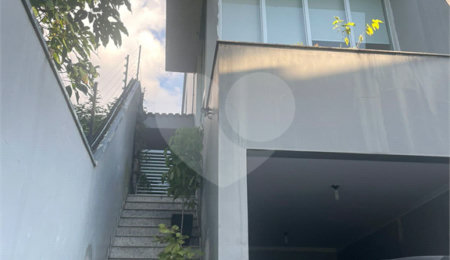 Sobrado à venda com 3 suítes em Horto, São Paulo, SP