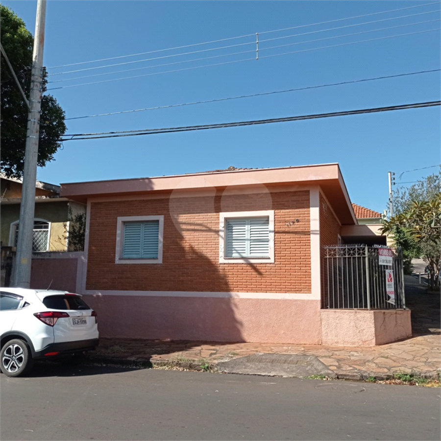 Linda casa no centro com 3 quartos.