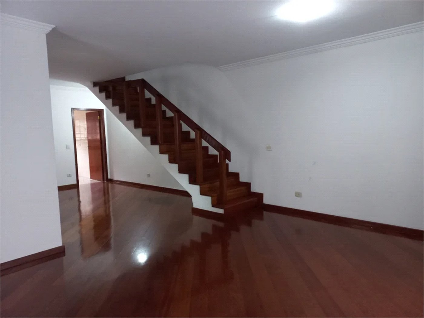 Sobrado à venda com 4 quartos, sendo 3 suítes,  em Cidade São Francisco, São Paulo, SP