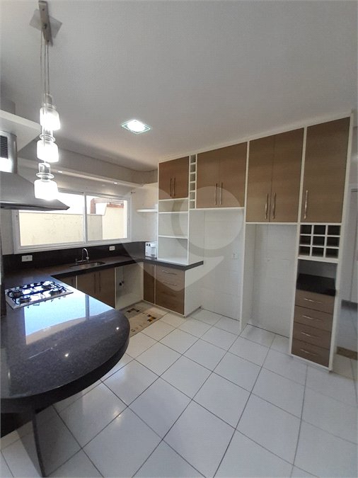 Casa à venda com 4 quartos, sendo 3 suítes, no condomínio Residencial Terras de Vinhedo, Vinhedo - SP