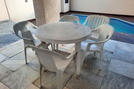 Seu refúgio na Praia da Enseada: conforto, lazer e a poucos passos do mar