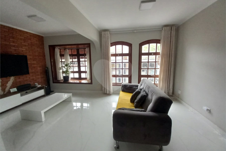 Sobrado à venda com 4 quartos, sendo 1 suíte, em Tremembé, São Paulo, SP