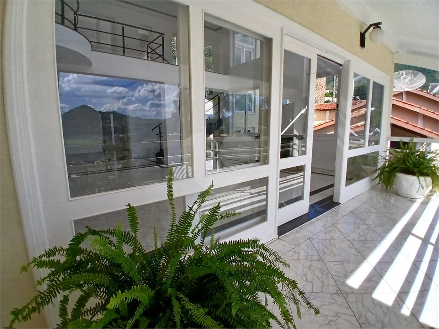 Casa à venda com 4 quartos, sendo 2 suítes, no condomínio Flamboyant, Atibaia - SP