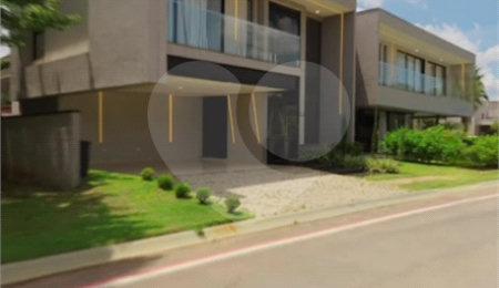 Casa à venda com 4 suítes no condomínio Figueira Garden, Atibaia - SP