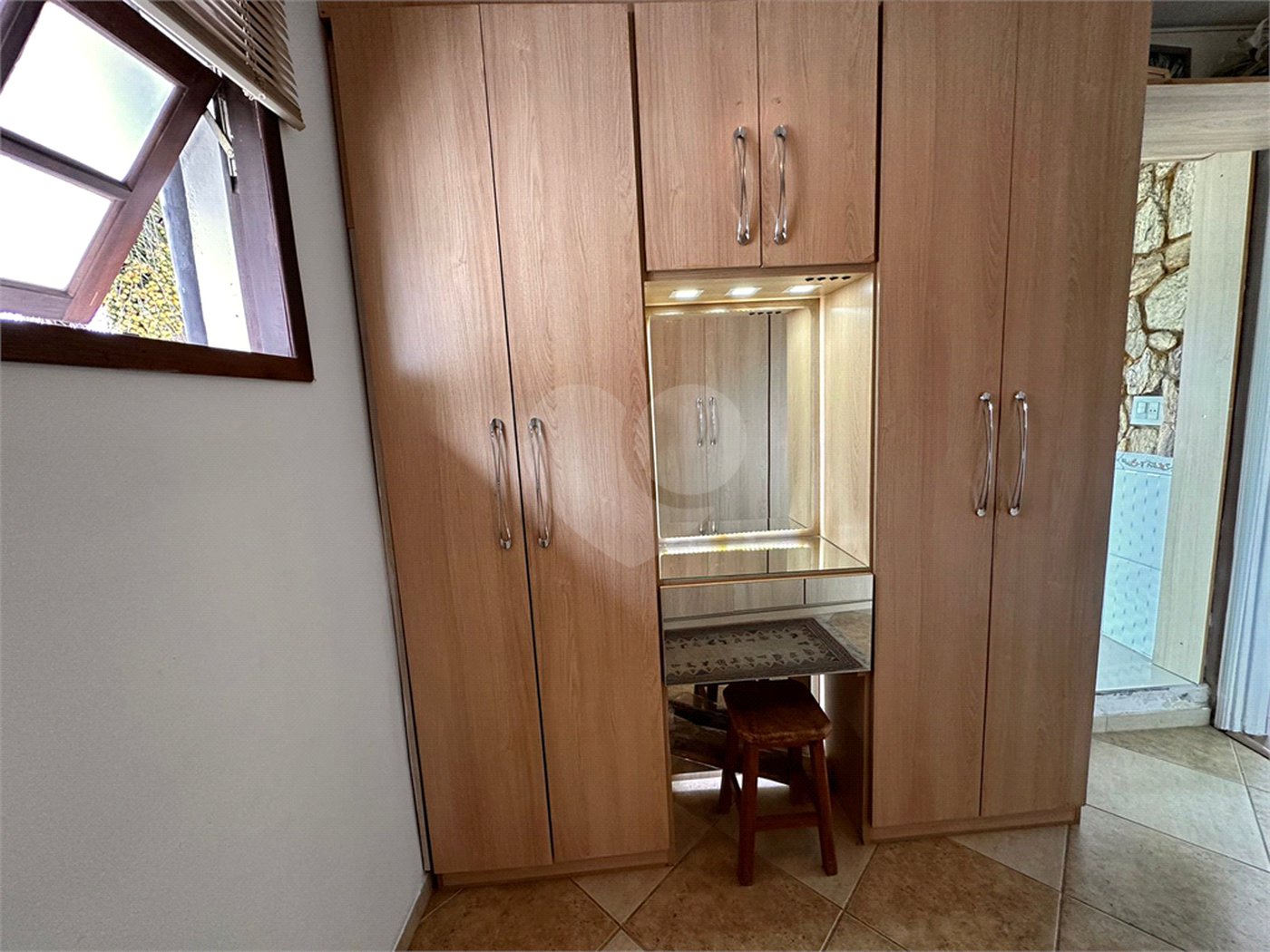 Casa à venda com 5 quartos, sendo 3 suítes, no condomínio Jd Itatinga, São Paulo - SP