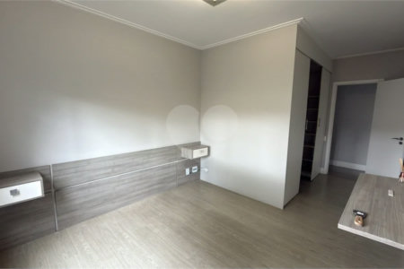 Apartamento de 155 m² com 4 dormitórios, varanda e 2 vagas de garagem. Condomínio com piscinas adulto, infantil e aquecida, lazer e portaria 24 horas.