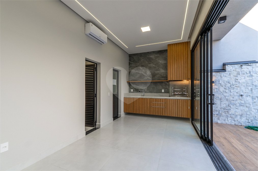 Indaiatuba - SP - Condominio Dona Lucilla - Valor R$2.295.000,00 - 3 suítes + escritório + lavabo - Terreno: 300m2 - Construção: 188m2 - Diferenciais - Móveis planejados no escritório, sala de TV, lavabo, cozinha, área gourmet, lavanderia, banheiros e closet - Ar condicionado em todos os ambie
