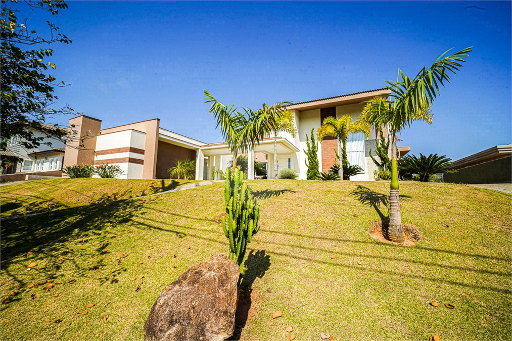 Casa à venda com 4 quartos, sendo 2 suítes, no condomínio Residencial Jardim Primavera, Louveira - SP