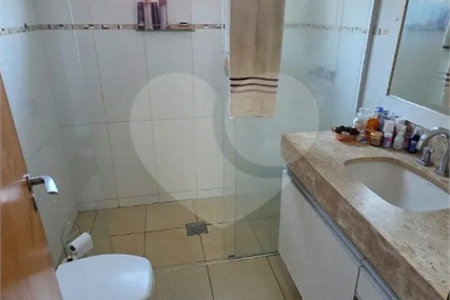 Refúgio de Alto Padrão em Condomínio Fechado: Natureza, Charme e 5.500m² de Terreno