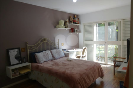 Casa à venda com 5 quartos, sendo 2 suítes,  em Vila Oliveira, Mogi das Cruzes, SP