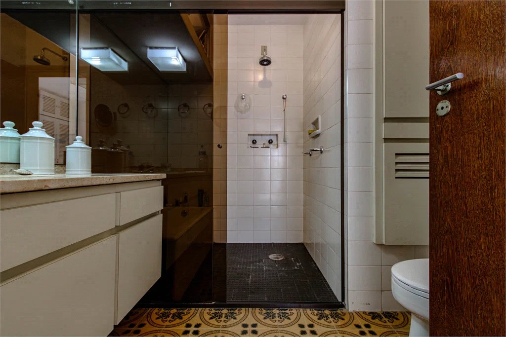 Casa à venda com 4 quartos, sendo 1 suíte,  em Jardim Leonor, São Paulo, SP