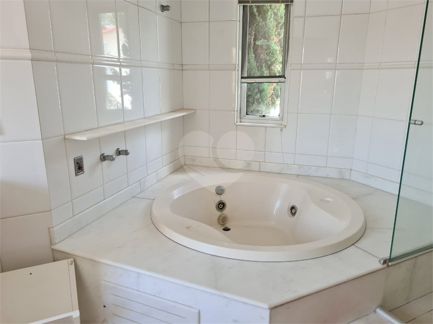 Casa à venda com 6 quartos, sendo 4 suítes, no condomínio Jardim Paulista I, Vinhedo - SP
