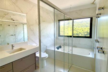 Casa à venda com 3 quartos, sendo 2 suítes, no condomínio Residencial Marchant Buarque, Atibaia - SP