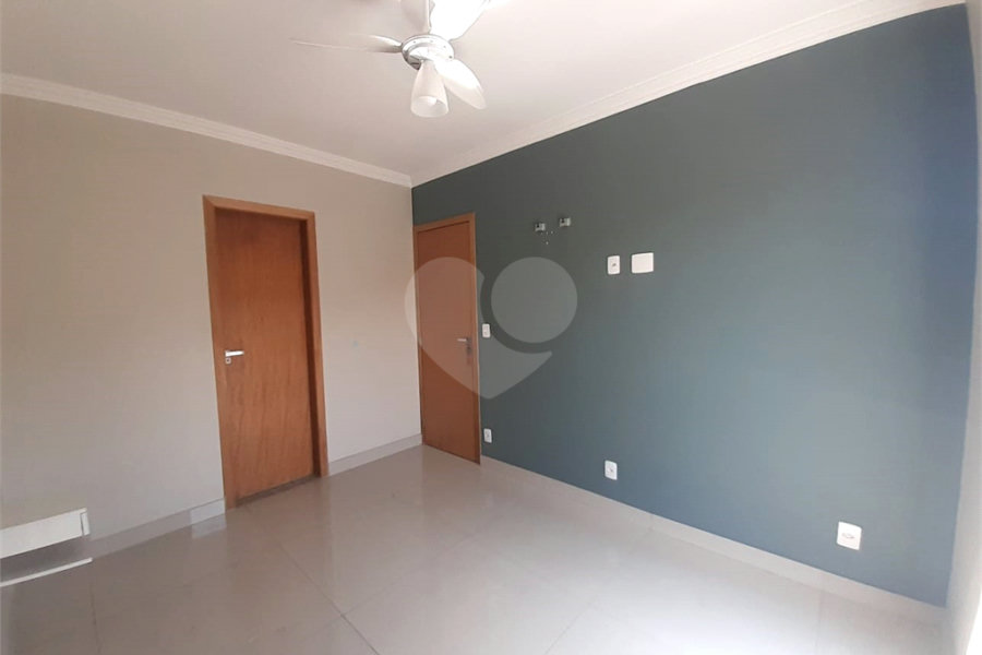 Casa à venda com 3 quartos, sendo 1 suíte, no condomínio Apeu, São Paulo - SP