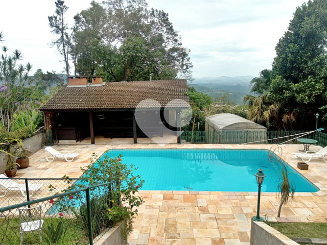 Casa à venda com 5 quartos, sendo 4 suítes,  em Roseira, Mairiporã, SP