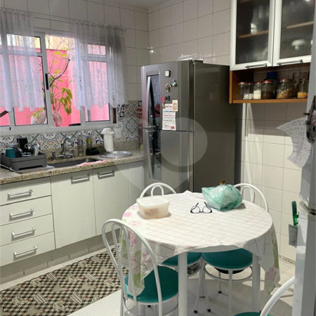 Casa à venda com 3 quartos, sendo 1 suíte, no condomínio Serranos, São Paulo - SP