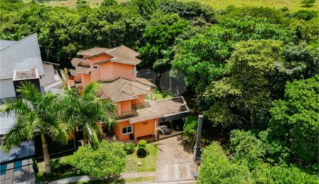 Casa à venda com 5 quartos, sendo 4 suítes, no condomínio Figueira Garden, Atibaia - SP