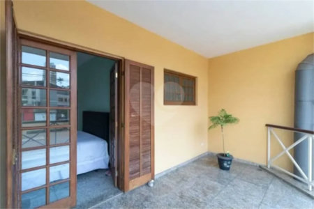 Casa com 3 dormitórios sendo 3 suítes com 03 vagas de garagem.