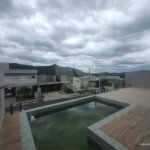 Casa exclusiva em Atibaia de alto padrão com 3 suítes, piscina, espaço gourmet, condomínio fechado, aceita financiamento