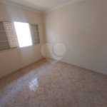 Casa térrea com 2 dormitórios.