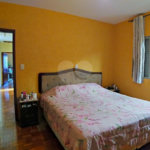Casa térrea com piscina e 3 quartos.