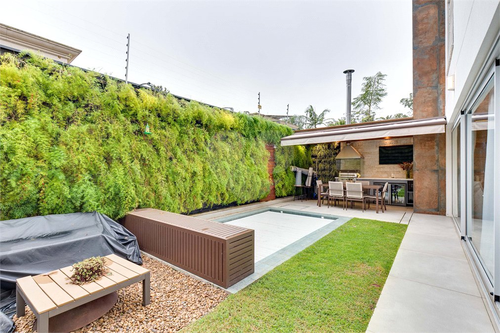 Casa à venda com 4 suítes no condomínio Jardim Flora, São Paulo - SP