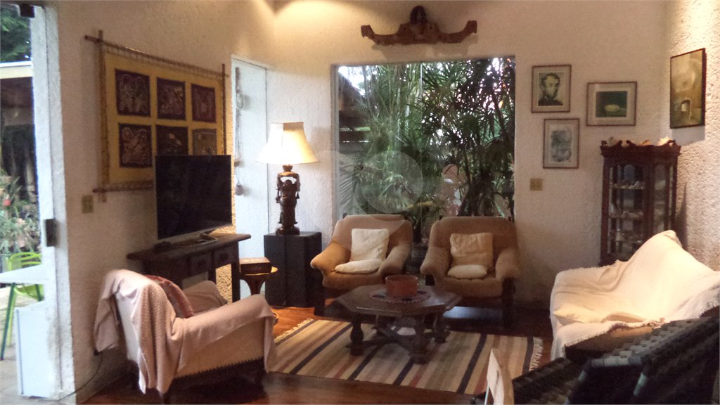 Sobrado à venda com 6 quartos, sendo 2 suítes,  em Chácara Monte Alegre, São Paulo, SP