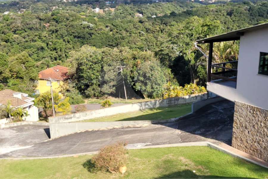 Casa à venda com 5 quartos, sendo 2 suítes, no condomínio Alpes da Cantareira, Mairiporã - SP